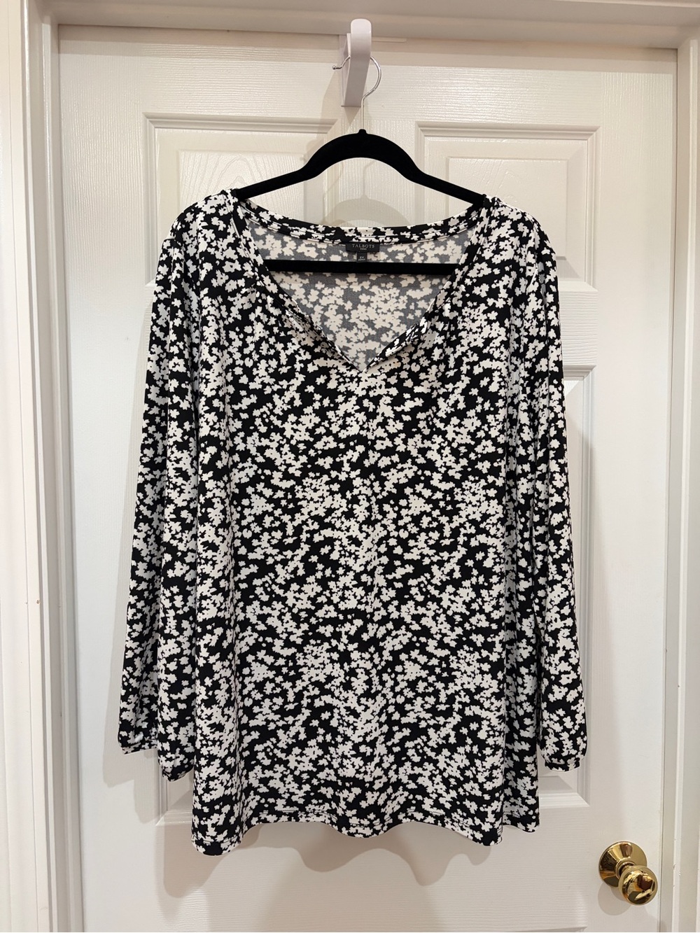 EUC Talbots Black & White Floral Print V-Neck Blouse